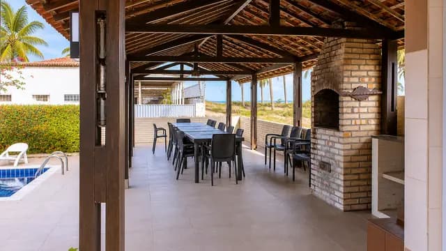 Área de convivência coberta ao lado da churrasqueira
