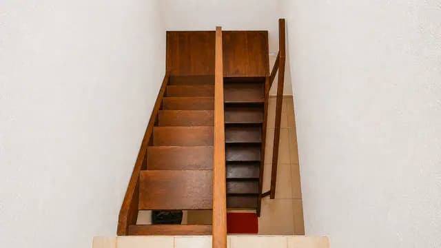 Escada de madeira para acesso ao pavimento superior