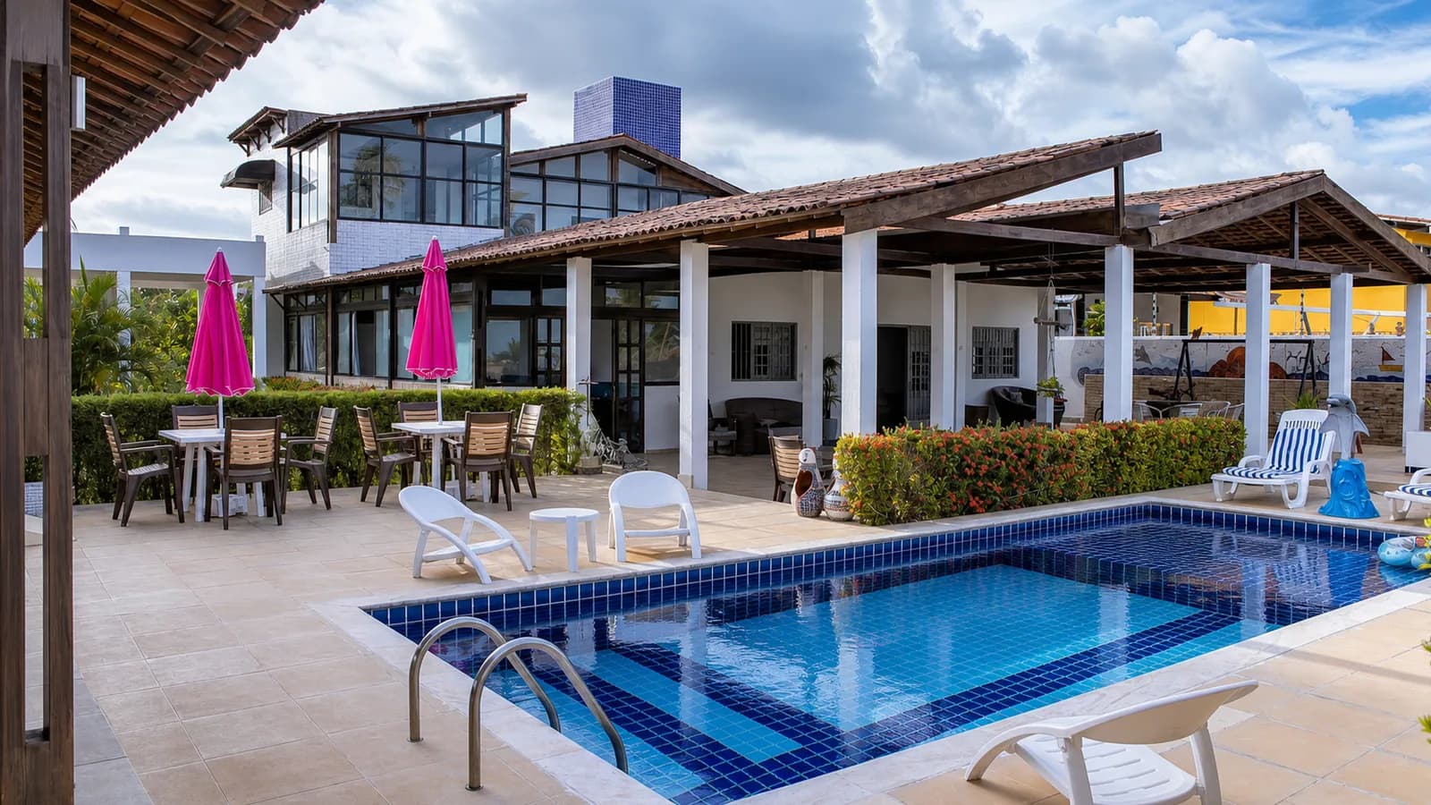 Piscina e área externa da Gadelhas Beach House