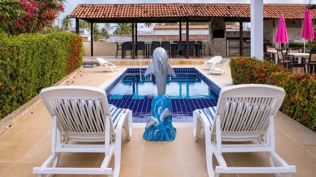 Vista da piscina a partir das espreguiçadeiras