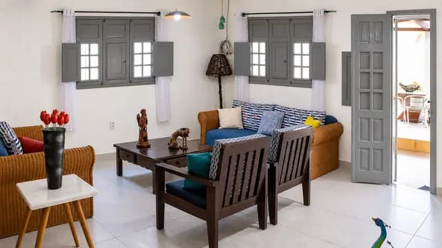 Sala de estar clara com assentos de madeira