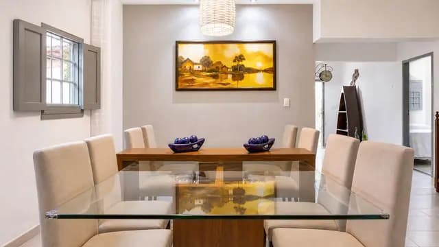 Sala de jantar com mesa de vidro