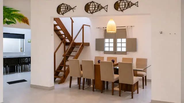 Sala de jantar próxima à escada e à cozinha