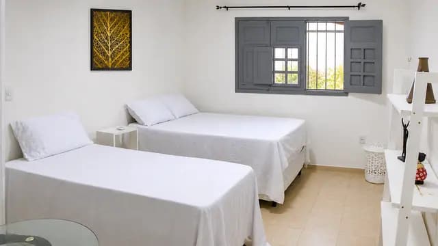 Ambiente de suíte com três camas