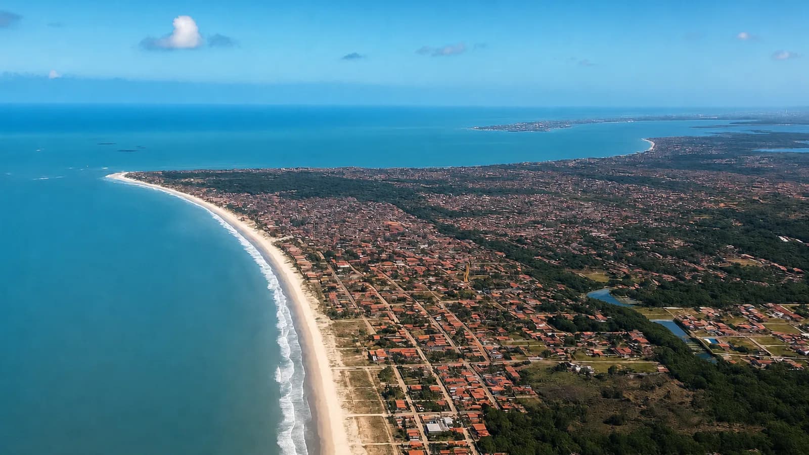 Vista aérea do litoral e da cidade de Lucena